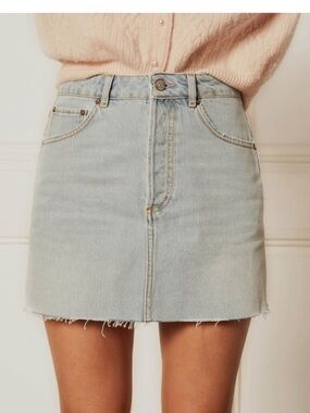 Boyish Light Blue Denim Mini Skirt with Frayed Hem